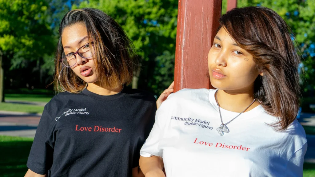 deux jeunes femmes naturelles