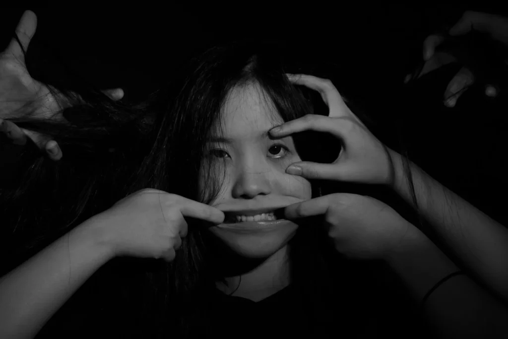 femme au visage distendu