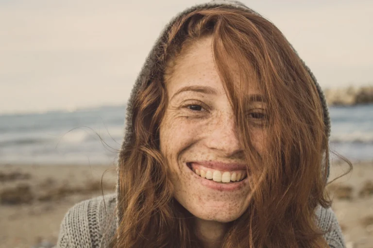 visage de femme rousse souriante