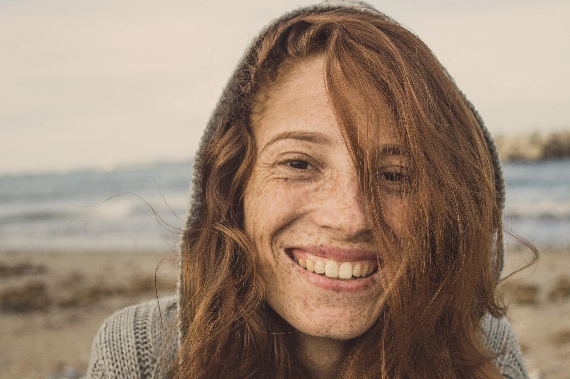 visage de femme rousse souriante